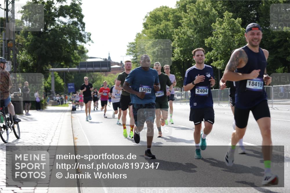 29.06.2025 - hella hamburg halbmarathon Jannik Wohlers http://msf.ph/oto/8197347 29.06.2025 09:47:07 Lombardsbrücke 1002, 1217, 1910, 2121, 2228, 2404, 2774, 2851, 3783, 4246, 5923, 5961, 6473, 7972, 8084, 8366, 8395, 9171, 11019, 11559, 11806, 12137, 12704, 12751, 13029, 13419, 14459, 15500, 15939, 16075, 16123, 16698, 17154, 18419, 19059 meine-sportfotos.de