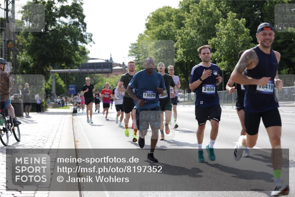 29.06.2025 - hella hamburg halbmarathon Jannik Wohlers http://msf.ph/oto/8197352 29.06.2025 09:47:07 Lombardsbrücke 1002, 1217, 1910, 2121, 2228, 2404, 2774, 2851, 3783, 4246, 5923, 5961, 6473, 7972, 8084, 8366, 8395, 9171, 11019, 11559, 11806, 12137, 12704, 12751, 13029, 13419, 14459, 15500, 15939, 16075, 16123, 16698, 17154, 18419, 19059 meine-sportfotos.de