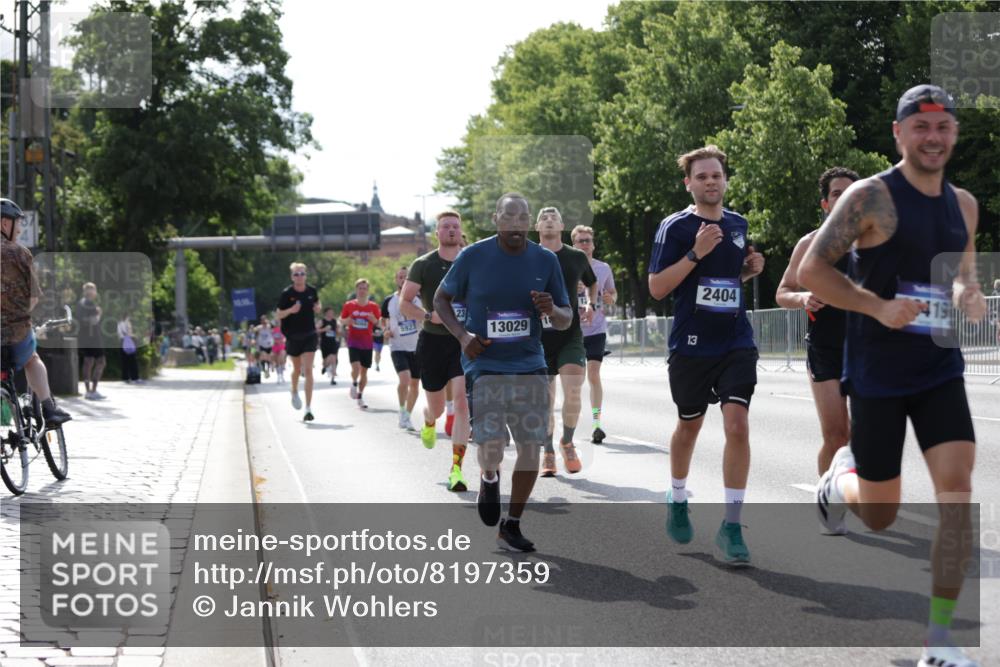 29.06.2025 - hella hamburg halbmarathon Jannik Wohlers http://msf.ph/oto/8197359 29.06.2025 09:47:07 Lombardsbrücke 1002, 1217, 1910, 2121, 2228, 2404, 2774, 2851, 3783, 4246, 5923, 5961, 6473, 7972, 8084, 8366, 8395, 9171, 11019, 11559, 11806, 12137, 12704, 12751, 13029, 13419, 14459, 15500, 15939, 16075, 16123, 16698, 17154, 18419, 19059 meine-sportfotos.de