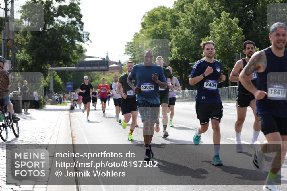 29.06.2025 - hella hamburg halbmarathon Jannik Wohlers http://msf.ph/oto/8197382 29.06.2025 09:47:07 Lombardsbrücke 1002, 1217, 1910, 2121, 2228, 2404, 2774, 2851, 3783, 4246, 5923, 5961, 6473, 7972, 8084, 8366, 8395, 9171, 11019, 11559, 11806, 12137, 12704, 12751, 13029, 13419, 14459, 15500, 15939, 16075, 16123, 16698, 17154, 18419, 19059 meine-sportfotos.de
