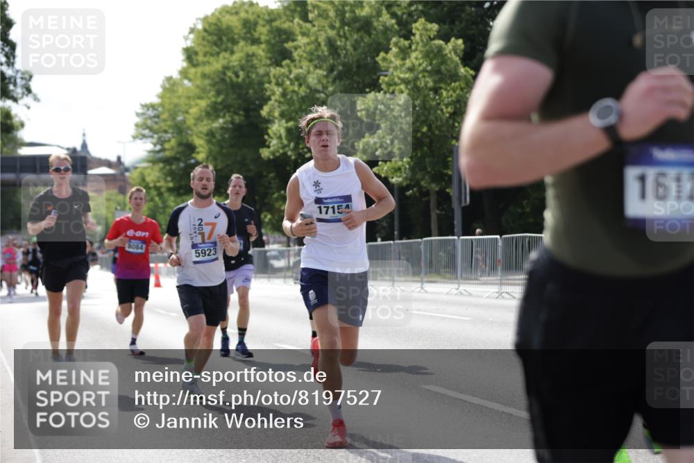 29.06.2025 - hella hamburg halbmarathon Jannik Wohlers http://msf.ph/oto/8197527 29.06.2025 09:47:09 Lombardsbrücke 1002, 1217, 2121, 2228, 2404, 2851, 3783, 4246, 5923, 5961, 8084, 8395, 9171, 11019, 11559, 11806, 12137, 12704, 12751, 13029, 13419, 14459, 15500, 15939, 16075, 16123, 17154, 18419, 19059 meine-sportfotos.de