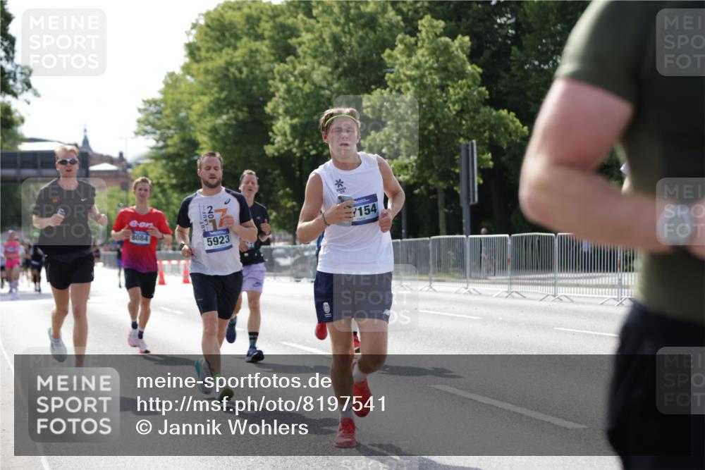 29.06.2025 - hella hamburg halbmarathon Jannik Wohlers http://msf.ph/oto/8197541 29.06.2025 09:47:10 Lombardsbrücke 1217, 2121, 2404, 2851, 3783, 4246, 5923, 5961, 8084, 8395, 9171, 11019, 11559, 11806, 12137, 12704, 12751, 13029, 13419, 14459, 15939, 16123, 17154, 18419, 19059 meine-sportfotos.de