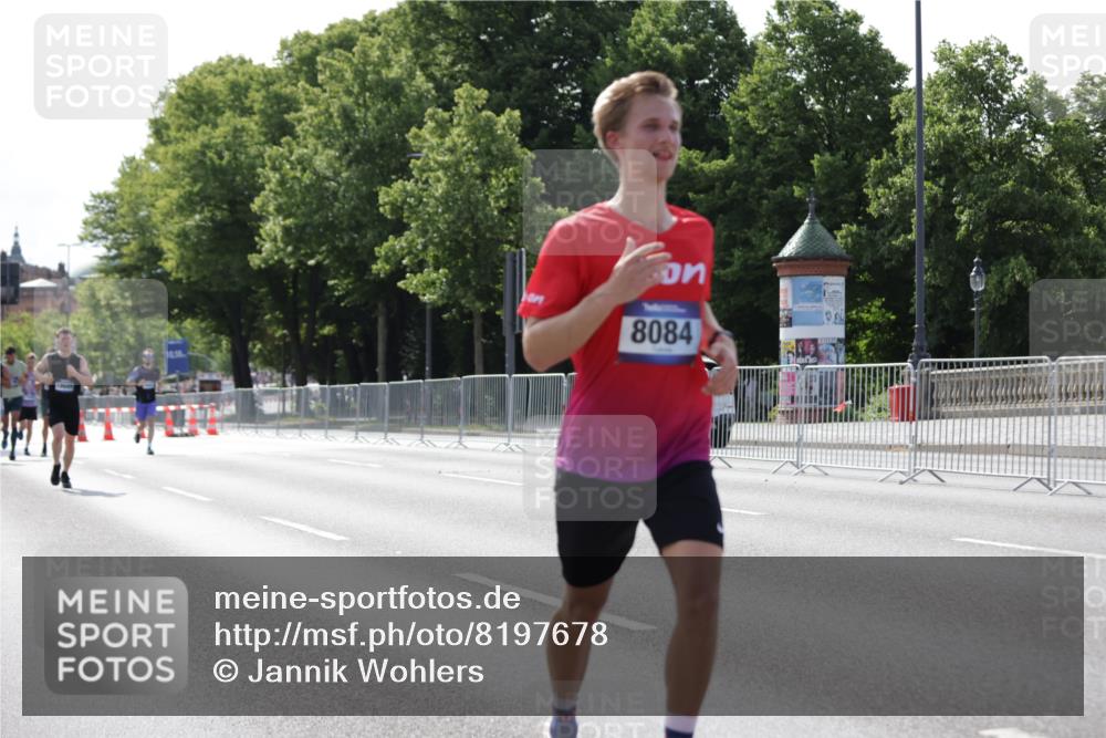 29.06.2025 - hella hamburg halbmarathon Jannik Wohlers http://msf.ph/oto/8197678 29.06.2025 09:47:13 Lombardsbrücke 1217, 2404, 2851, 5923, 8084, 8395, 9171, 10968, 11019, 11559, 12704, 12751, 13029, 13419, 14459, 16123, 17154, 18419, 18689 meine-sportfotos.de