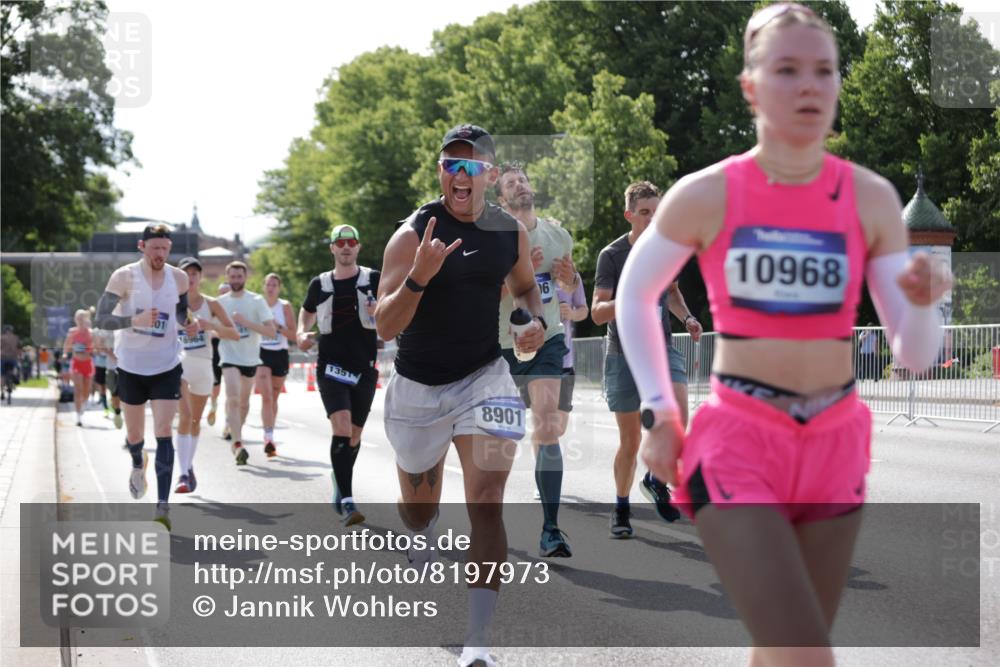 29.06.2025 - hella hamburg halbmarathon Jannik Wohlers http://msf.ph/oto/8197973 29.06.2025 09:47:20 Lombardsbrücke 1217, 2196, 2296, 2404, 2851, 5092, 5923, 8084, 8395, 8901, 10968, 11019, 11559, 12462, 12751, 13029, 13419, 13514, 13798, 14601, 14952, 15965, 16123, 16964, 17154, 18159, 18419, 18687, 18689 meine-sportfotos.de