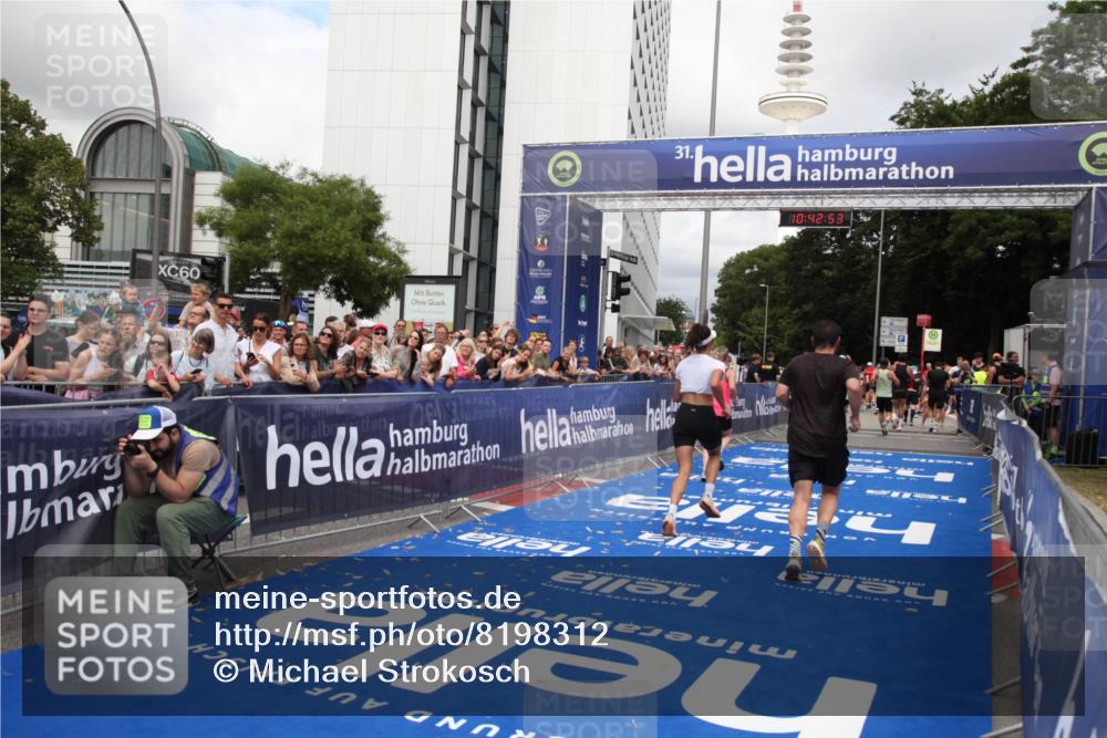 29.06.2025 - hella hamburg halbmarathon Michael Strokosch http://msf.ph/oto/8198312 29.06.2025 10:42:52 Ziel 5011, 5477, 7105, 13398, 13725, 14447, 14560, 14813, 15297, 15301, 15851 meine-sportfotos.de