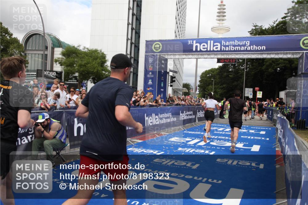29.06.2025 - hella hamburg halbmarathon Michael Strokosch http://msf.ph/oto/8198323 29.06.2025 10:42:52 Ziel 5011, 5477, 7105, 13398, 13725, 14447, 14560, 14813, 15297, 15301, 15851 meine-sportfotos.de