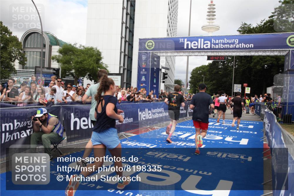 29.06.2025 - hella hamburg halbmarathon Michael Strokosch http://msf.ph/oto/8198335 29.06.2025 10:42:53 Ziel 5011, 5477, 7105, 13398, 13725, 14447, 14560, 14813, 15297, 15301, 15851, 18559 meine-sportfotos.de