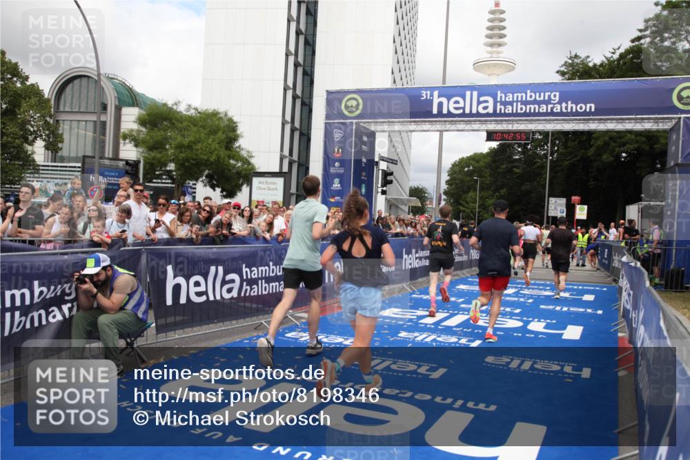 29.06.2025 - hella hamburg halbmarathon Michael Strokosch http://msf.ph/oto/8198346 29.06.2025 10:42:54 Ziel 5011, 5477, 7105, 13398, 13725, 14447, 14560, 14813, 15297, 15301, 15851, 18559, 18659 meine-sportfotos.de