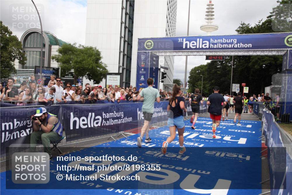29.06.2025 - hella hamburg halbmarathon Michael Strokosch http://msf.ph/oto/8198355 29.06.2025 10:42:54 Ziel 5011, 5477, 7105, 13398, 13725, 14447, 14560, 14813, 15297, 15301, 15851, 18559, 18659 meine-sportfotos.de
