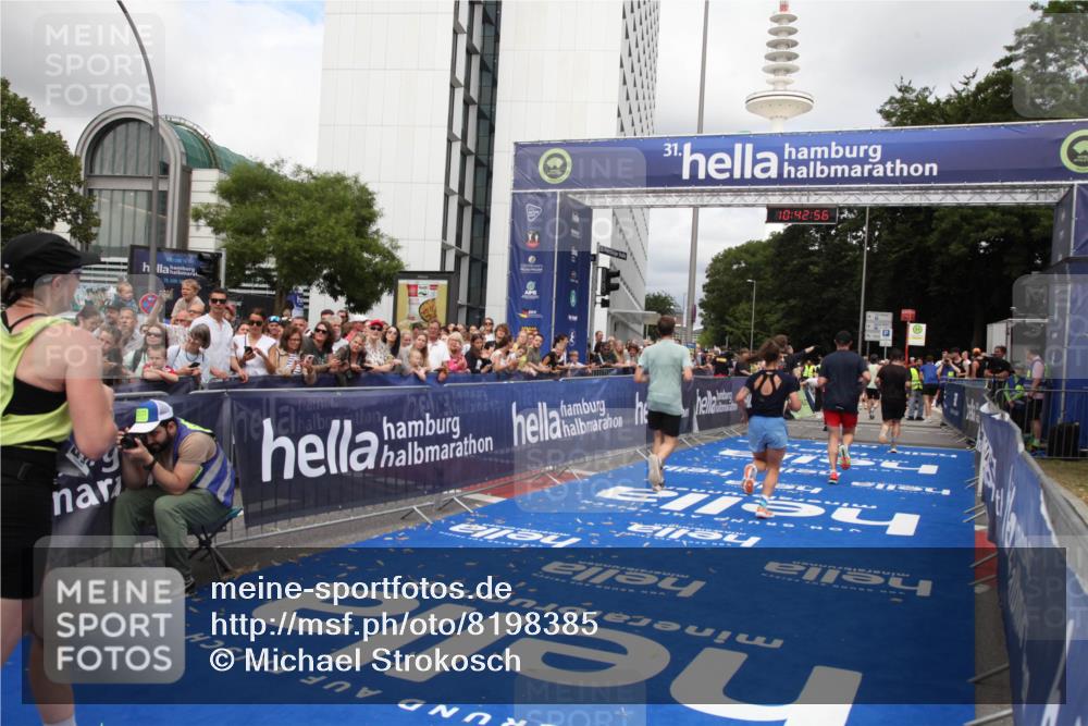 29.06.2025 - hella hamburg halbmarathon Michael Strokosch http://msf.ph/oto/8198385 29.06.2025 10:42:55 Ziel 5011, 5477, 7105, 13398, 13725, 14447, 14560, 14813, 14849, 15297, 15301, 15851, 18559, 18659 meine-sportfotos.de