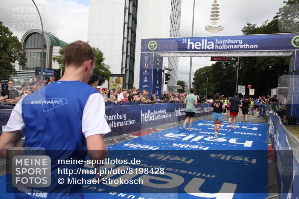 29.06.2025 - hella hamburg halbmarathon Michael Strokosch http://msf.ph/oto/8198428 29.06.2025 10:42:55 Ziel 5011, 5477, 7105, 13398, 13725, 14447, 14560, 14813, 14849, 15297, 15301, 15851, 18559, 18659 meine-sportfotos.de