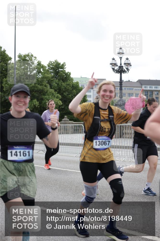 29.06.2025 - hella hamburg halbmarathon Jannik Wohlers http://msf.ph/oto/8198449 29.06.2025 11:15:05 Lombardsbrücke 2434, 2542, 3245, 3603, 3902, 4276, 4280, 5389, 5960, 6274, 7683, 7697, 8111, 8776, 8979, 9308, 9533, 9859, 10201, 10456, 10607, 10954, 10955, 12825, 12925, 12926, 13067, 14103, 14161, 16351, 16444, 17124, 17738, 17755, 17759, 18711, 18847, 18968 meine-sportfotos.de