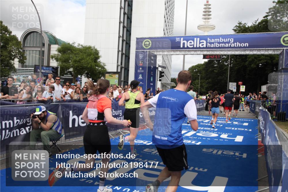 29.06.2025 - hella hamburg halbmarathon Michael Strokosch http://msf.ph/oto/8198477 29.06.2025 10:42:56 Ziel 5011, 5477, 7105, 13398, 14447, 14560, 14813, 14849, 15297, 15301, 15851, 18559, 18659 meine-sportfotos.de
