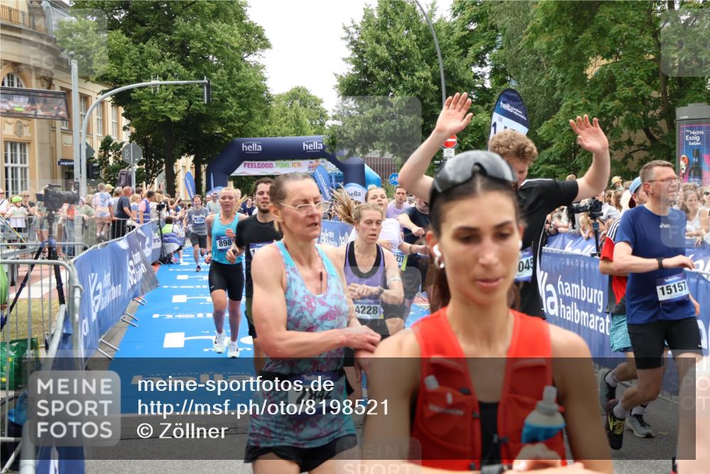 29.06.2025 - hella hamburg halbmarathon Zöllner http://msf.ph/oto/8198521 29.06.2025 10:46:34 Ziel 4237, 4497, 5459, 6978, 8482, 8981, 9232, 9386, 9529, 9786, 12891, 13525, 14228, 14482, 15157, 15206, 17281, 17461, 18882, 19209 meine-sportfotos.de