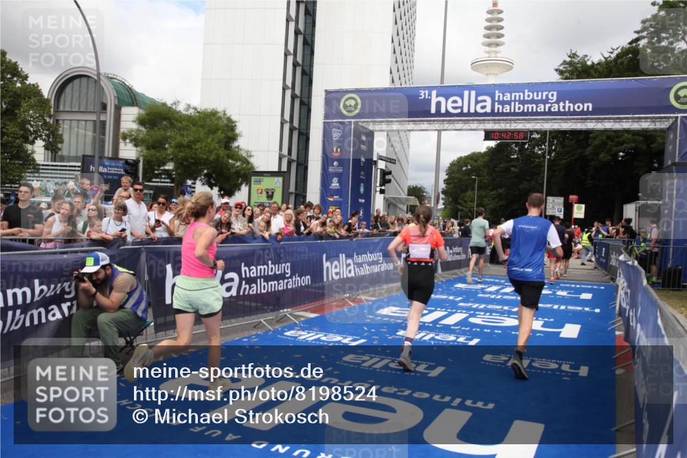 29.06.2025 - hella hamburg halbmarathon Michael Strokosch http://msf.ph/oto/8198524 29.06.2025 10:42:56 Ziel 5011, 5477, 7105, 13398, 14447, 14560, 14813, 14849, 15297, 15301, 15851, 18559, 18659 meine-sportfotos.de
