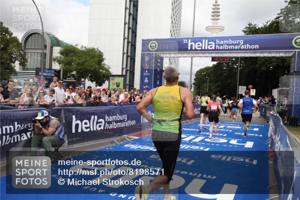 29.06.2025 - hella hamburg halbmarathon Michael Strokosch http://msf.ph/oto/8198571 29.06.2025 10:42:57 Ziel 4823, 5011, 5477, 7105, 13398, 14447, 14813, 14849, 15297, 15301, 15851, 18559, 18659 meine-sportfotos.de