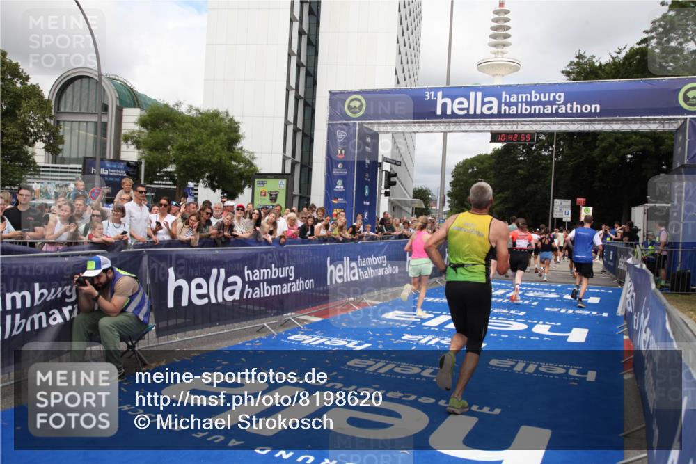 29.06.2025 - hella hamburg halbmarathon Michael Strokosch http://msf.ph/oto/8198620 29.06.2025 10:42:58 Ziel 4823, 5011, 5477, 13398, 14447, 14849, 15297, 15301, 15851, 18559, 18659 meine-sportfotos.de