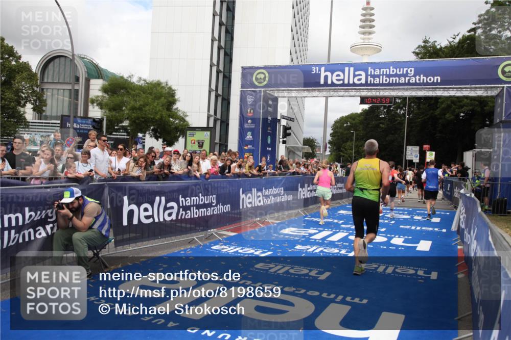 29.06.2025 - hella hamburg halbmarathon Michael Strokosch http://msf.ph/oto/8198659 29.06.2025 10:42:58 Ziel 4823, 5011, 5477, 13398, 14447, 14849, 15297, 15301, 15851, 18559, 18659 meine-sportfotos.de