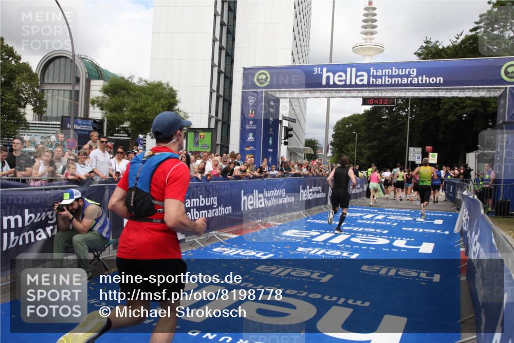 29.06.2025 - hella hamburg halbmarathon Michael Strokosch http://msf.ph/oto/8198778 29.06.2025 10:43:00 Ziel 4823, 5011, 5477, 7035, 8218, 9364, 13398, 14447, 14849, 18559, 18659 meine-sportfotos.de