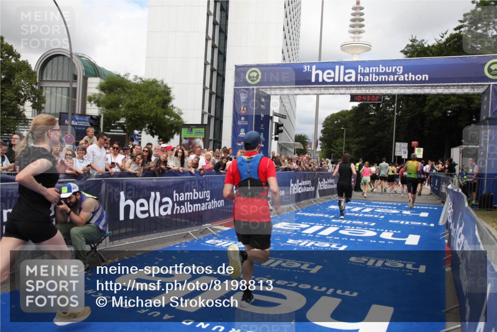 29.06.2025 - hella hamburg halbmarathon Michael Strokosch http://msf.ph/oto/8198813 29.06.2025 10:43:00 Ziel 4823, 5011, 5477, 7035, 8218, 9364, 13398, 14447, 14849, 18559, 18659 meine-sportfotos.de