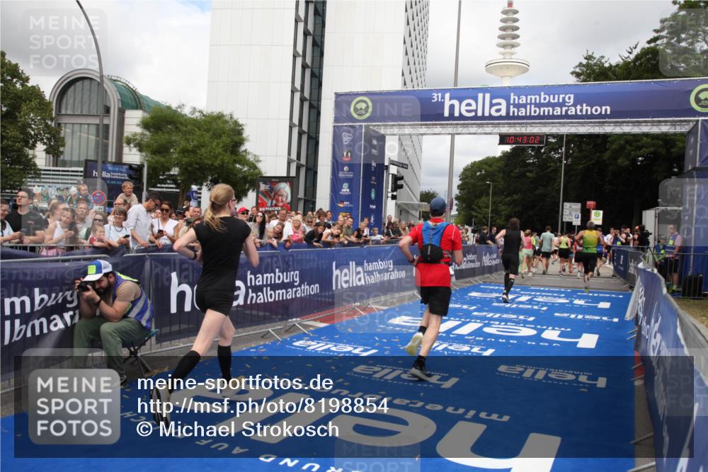 29.06.2025 - hella hamburg halbmarathon Michael Strokosch http://msf.ph/oto/8198854 29.06.2025 10:43:01 Ziel 4823, 5477, 7035, 8218, 9364, 14849, 18559, 18659 meine-sportfotos.de
