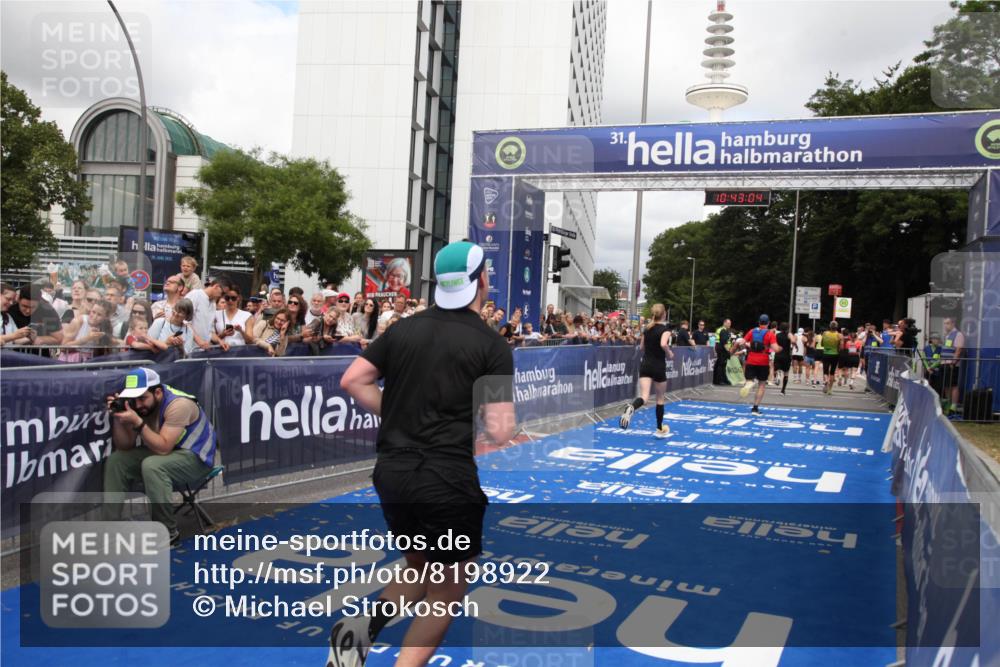 29.06.2025 - hella hamburg halbmarathon Michael Strokosch http://msf.ph/oto/8198922 29.06.2025 10:43:03 Ziel 4823, 7035, 8218, 9364, 10469, 14849, 18659 meine-sportfotos.de