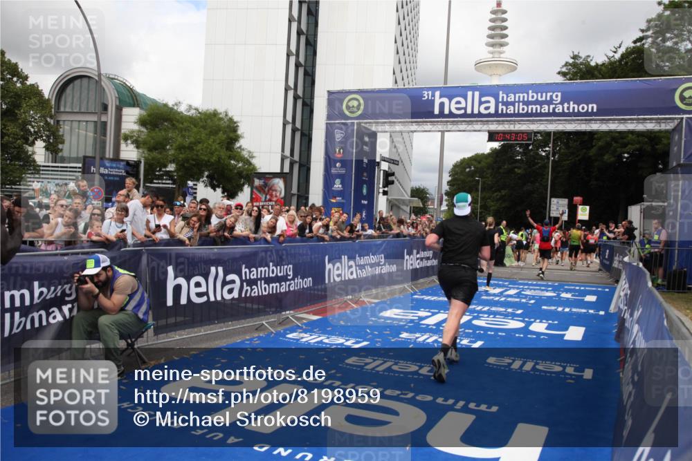 29.06.2025 - hella hamburg halbmarathon Michael Strokosch http://msf.ph/oto/8198959 29.06.2025 10:43:03 Ziel 4823, 7035, 8218, 9364, 10469, 14849, 18659 meine-sportfotos.de
