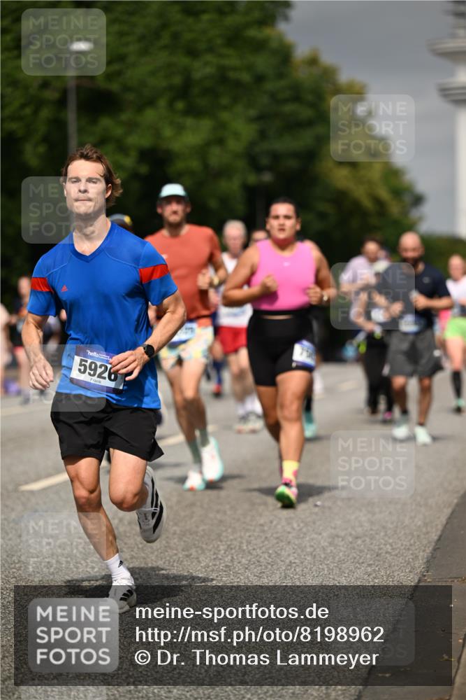 29.06.2025 - hella hamburg halbmarathon Dr. Thomas Lammeyer http://msf.ph/oto/8198962 29.06.2025 10:11:33 Kennedybrücke 1993, 4262, 5242, 5287, 5807, 5845, 5926, 6196, 6517, 6518, 6707, 6713, 6715, 6833, 7503, 8585, 9967, 10283, 10700, 10703, 11114, 11394 meine-sportfotos.de