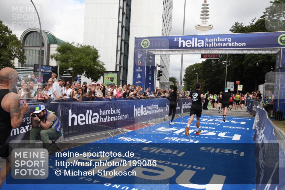 29.06.2025 - hella hamburg halbmarathon Michael Strokosch http://msf.ph/oto/8199086 29.06.2025 10:43:06 Ziel 4229, 4823, 6721, 7035, 8218, 9364, 9833, 10469, 12657, 12723, 12776, 12839, 17177, 19038 meine-sportfotos.de
