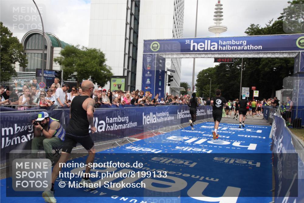 29.06.2025 - hella hamburg halbmarathon Michael Strokosch http://msf.ph/oto/8199133 29.06.2025 10:43:06 Ziel 4229, 4823, 6721, 7035, 8218, 9364, 9833, 10469, 12657, 12723, 12776, 12839, 17177, 19038 meine-sportfotos.de
