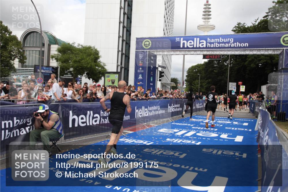 29.06.2025 - hella hamburg halbmarathon Michael Strokosch http://msf.ph/oto/8199175 29.06.2025 10:43:06 Ziel 4229, 4823, 6721, 7035, 8218, 9364, 9833, 10469, 12657, 12723, 12776, 12839, 17177, 19038 meine-sportfotos.de