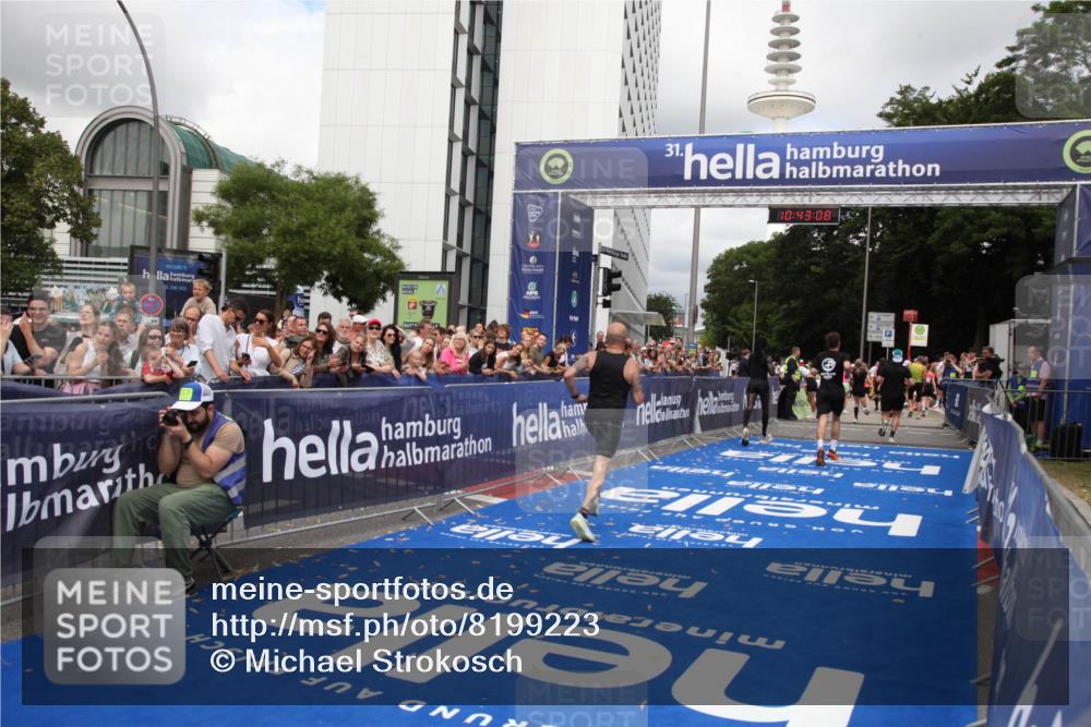 29.06.2025 - hella hamburg halbmarathon Michael Strokosch http://msf.ph/oto/8199223 29.06.2025 10:43:07 Ziel 4229, 6721, 7035, 7451, 8218, 9364, 9833, 10469, 12657, 12723, 12776, 12839, 17177, 19038 meine-sportfotos.de