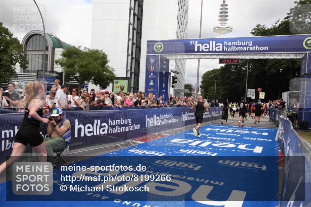 29.06.2025 - hella hamburg halbmarathon Michael Strokosch http://msf.ph/oto/8199266 29.06.2025 10:43:08 Ziel 4229, 6721, 7035, 7451, 8218, 9364, 9833, 10469, 12657, 12723, 12776, 12839, 15255, 17177, 19038 meine-sportfotos.de