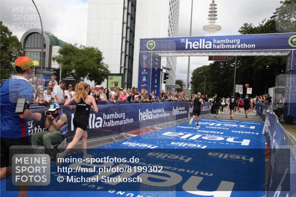 29.06.2025 - hella hamburg halbmarathon Michael Strokosch http://msf.ph/oto/8199302 29.06.2025 10:43:08 Ziel 4229, 6721, 7035, 7451, 8218, 9364, 9833, 10469, 12657, 12723, 12776, 12839, 15255, 17177, 19038 meine-sportfotos.de