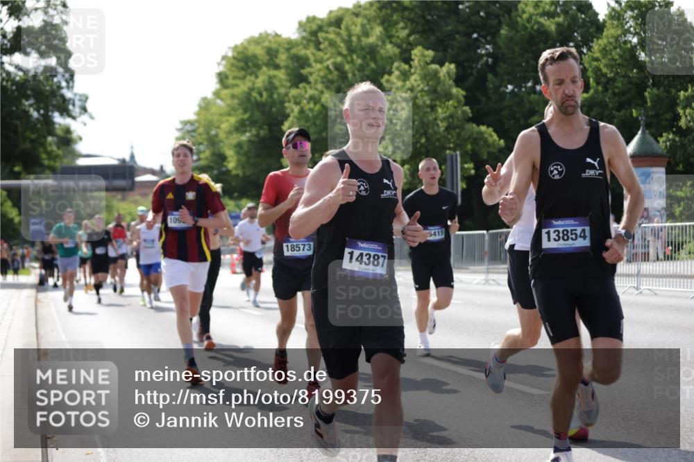 29.06.2025 - hella hamburg halbmarathon Jannik Wohlers http://msf.ph/oto/8199375 29.06.2025 09:47:34 Lombardsbrücke 1164, 1562, 2196, 2296, 2714, 4602, 5092, 6990, 8362, 8901, 9178, 9944, 10384, 10900, 10968, 11202, 11227, 11745, 12290, 12462, 12865, 13514, 13798, 13854, 14387, 14601, 14934, 14952, 15015, 15261, 15415, 15701, 15965, 16158, 16964, 17024, 17306, 18159, 18216, 18573, 18584, 18687, 18841 meine-sportfotos.de