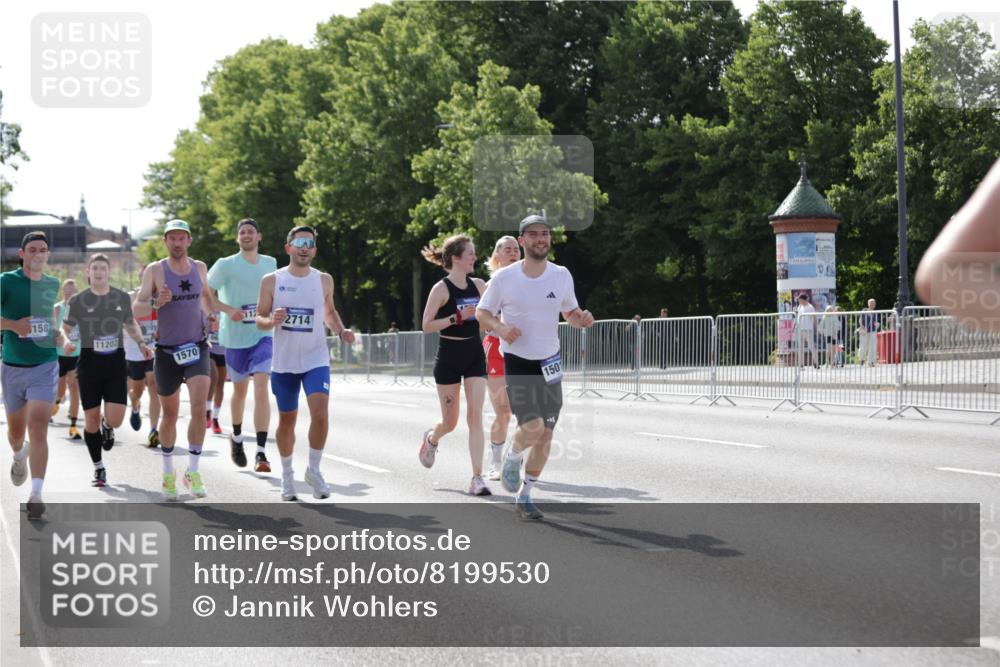 29.06.2025 - hella hamburg halbmarathon Jannik Wohlers http://msf.ph/oto/8199530 29.06.2025 09:47:38 Lombardsbrücke 1164, 1385, 1562, 1743, 2714, 4602, 5091, 5092, 5315, 6684, 6990, 8362, 9178, 9944, 10384, 10900, 11202, 11227, 11620, 11745, 12290, 12865, 13798, 13854, 14387, 14934, 14952, 15015, 15261, 15415, 15701, 15965, 16158, 17024, 17306, 18159, 18216, 18573, 18584, 18841 meine-sportfotos.de