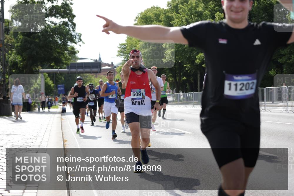 29.06.2025 - hella hamburg halbmarathon Jannik Wohlers http://msf.ph/oto/8199909 29.06.2025 09:47:41 Lombardsbrücke 1164, 1385, 1562, 1743, 2714, 3959, 4602, 4860, 5091, 5315, 6684, 6829, 6990, 8362, 9178, 9944, 10384, 10900, 11202, 11227, 11620, 11745, 12290, 12514, 12865, 13595, 13854, 14387, 14908, 14934, 14952, 15015, 15261, 15415, 15701, 15965, 16158, 17024, 17217, 17306, 18103, 18216, 18573, 18584, 18679, 18841 meine-sportfotos.de