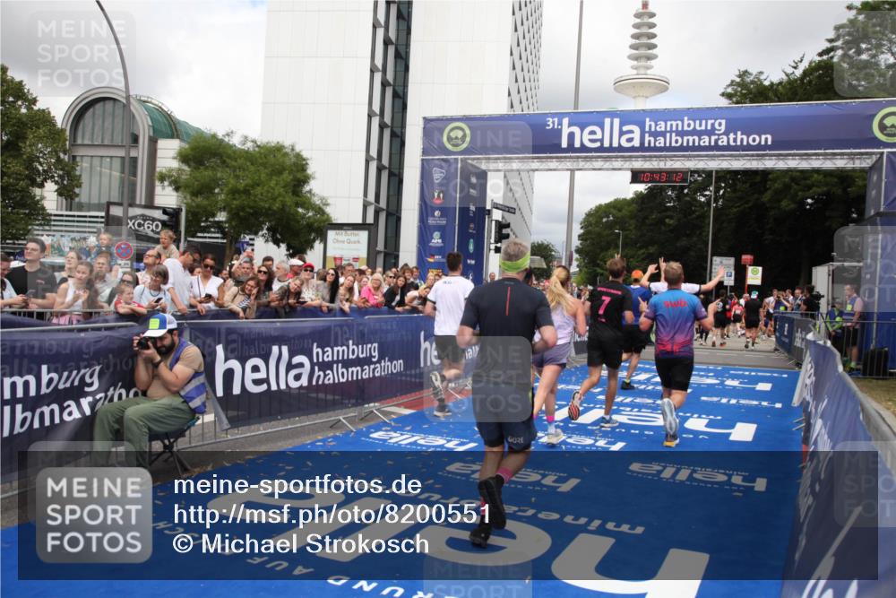 29.06.2025 - hella hamburg halbmarathon Michael Strokosch http://msf.ph/oto/8200551 29.06.2025 10:43:11 Ziel 4229, 6721, 7026, 7451, 9833, 10251, 10469, 11177, 12153, 12657, 12723, 12776, 12839, 15255, 17177, 19038 meine-sportfotos.de