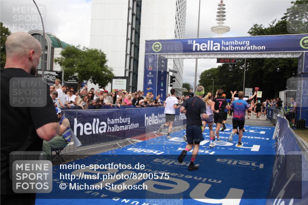 29.06.2025 - hella hamburg halbmarathon Michael Strokosch http://msf.ph/oto/8200575 29.06.2025 10:43:11 Ziel 4229, 6721, 7026, 7451, 9833, 10251, 10469, 11177, 12153, 12657, 12723, 12776, 12839, 15255, 17177, 19038 meine-sportfotos.de