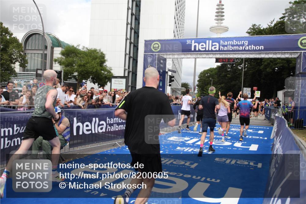 29.06.2025 - hella hamburg halbmarathon Michael Strokosch http://msf.ph/oto/8200605 29.06.2025 10:43:11 Ziel 4229, 6721, 7026, 7451, 9833, 10251, 10469, 11177, 12153, 12657, 12723, 12776, 12839, 15255, 17177, 19038 meine-sportfotos.de