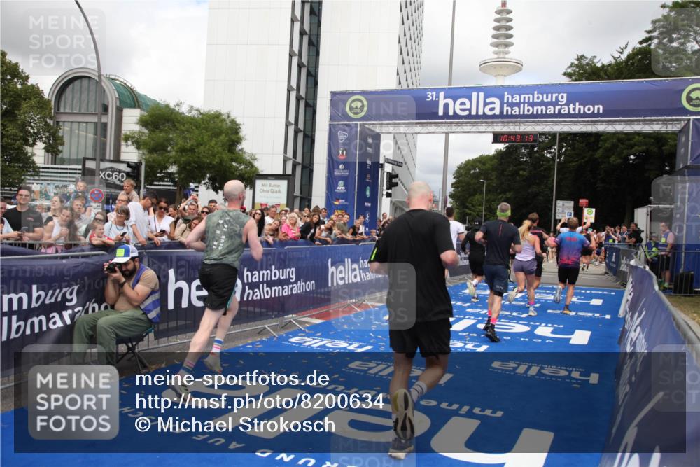 29.06.2025 - hella hamburg halbmarathon Michael Strokosch http://msf.ph/oto/8200634 29.06.2025 10:43:12 Ziel 4229, 6721, 7026, 7093, 7451, 9833, 10251, 11177, 12153, 12657, 12723, 12776, 12839, 15255, 15706, 17177, 19038 meine-sportfotos.de