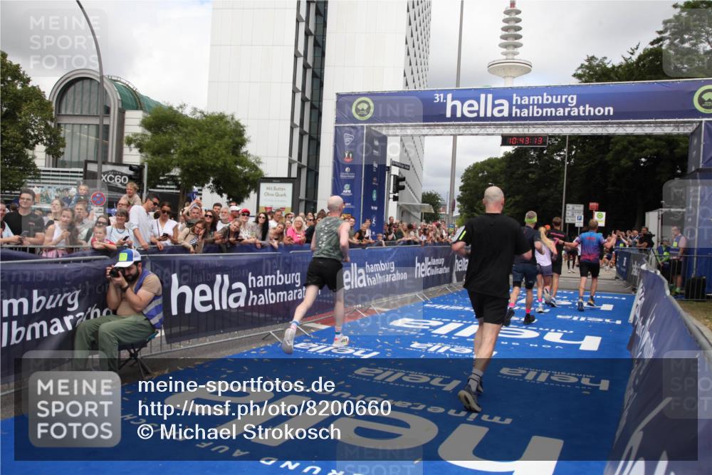 29.06.2025 - hella hamburg halbmarathon Michael Strokosch http://msf.ph/oto/8200660 29.06.2025 10:43:12 Ziel 4229, 6721, 7026, 7093, 7451, 9833, 10251, 11177, 12153, 12657, 12723, 12776, 12839, 15255, 15706, 17177, 19038 meine-sportfotos.de
