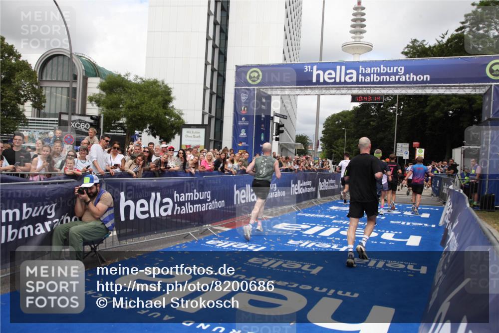 29.06.2025 - hella hamburg halbmarathon Michael Strokosch http://msf.ph/oto/8200686 29.06.2025 10:43:12 Ziel 4229, 6721, 7026, 7093, 7451, 9833, 10251, 11177, 12153, 12657, 12723, 12776, 12839, 15255, 15706, 17177, 19038 meine-sportfotos.de
