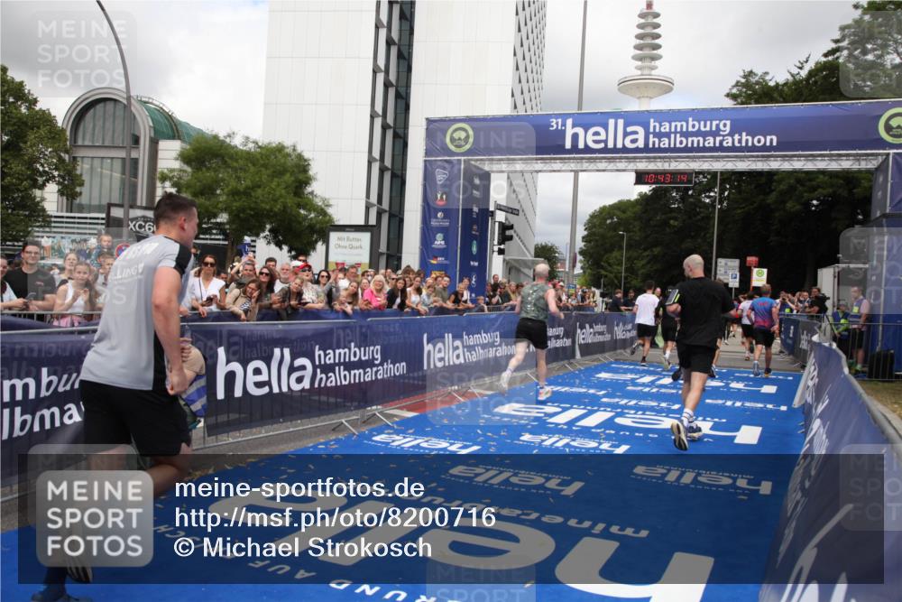 29.06.2025 - hella hamburg halbmarathon Michael Strokosch http://msf.ph/oto/8200716 29.06.2025 10:43:13 Ziel 1675, 4229, 6721, 7026, 7093, 7451, 9833, 10251, 11177, 12153, 12657, 12723, 12776, 12839, 15255, 15706, 17177, 18304, 19038 meine-sportfotos.de