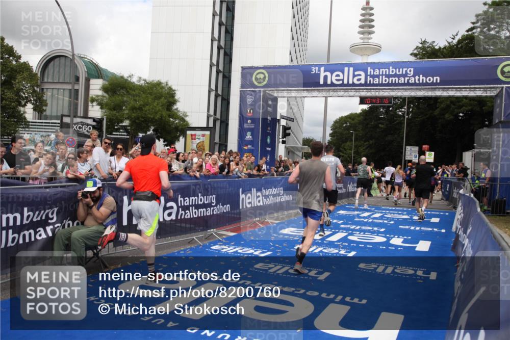 29.06.2025 - hella hamburg halbmarathon Michael Strokosch http://msf.ph/oto/8200760 29.06.2025 10:43:14 Ziel 1675, 4229, 6721, 7026, 7093, 7451, 9833, 10251, 11177, 12153, 12776, 12839, 15255, 15706, 17177, 18304 meine-sportfotos.de