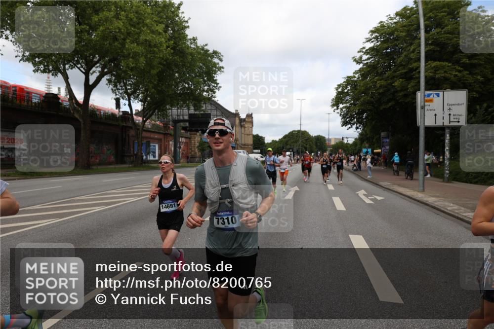 29.06.2025 - hella hamburg halbmarathon Yannick Fuchs http://msf.ph/oto/8200765 29.06.2025 10:31:59 20KM 1290, 2196, 2767, 4860, 4865, 5003, 5042, 5307, 5923, 6047, 6123, 6458, 7310, 8362, 9178, 9914, 10190, 10451, 10738, 12739, 12900, 13141, 13372, 13854, 14387, 14459, 14691, 14934, 15178, 15261, 15410, 15939, 16523, 16992, 17125, 17137, 17658, 18159, 18216, 18357, 18384, 18986 meine-sportfotos.de