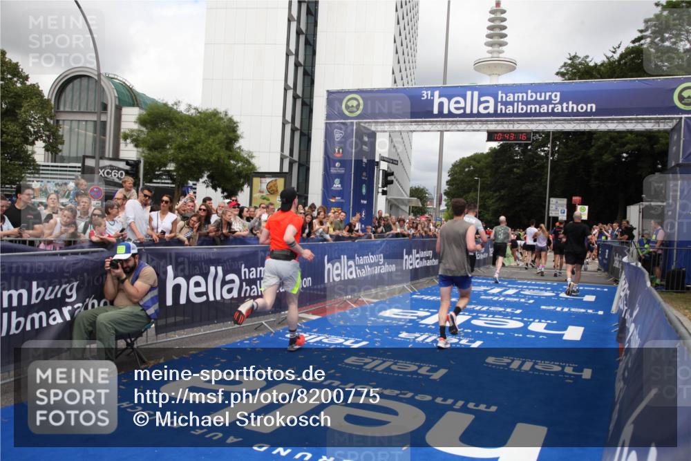 29.06.2025 - hella hamburg halbmarathon Michael Strokosch http://msf.ph/oto/8200775 29.06.2025 10:43:15 Ziel 1675, 4229, 6721, 7026, 7093, 7451, 9833, 10251, 11177, 12153, 15255, 15706, 17177, 18304 meine-sportfotos.de