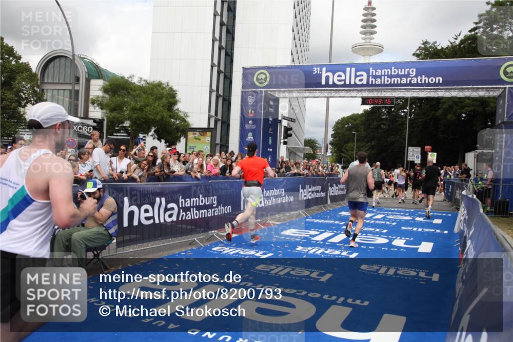 29.06.2025 - hella hamburg halbmarathon Michael Strokosch http://msf.ph/oto/8200793 29.06.2025 10:43:15 Ziel 1675, 4229, 6721, 7026, 7093, 7451, 9833, 10251, 11177, 12153, 15255, 15706, 17177, 18304 meine-sportfotos.de