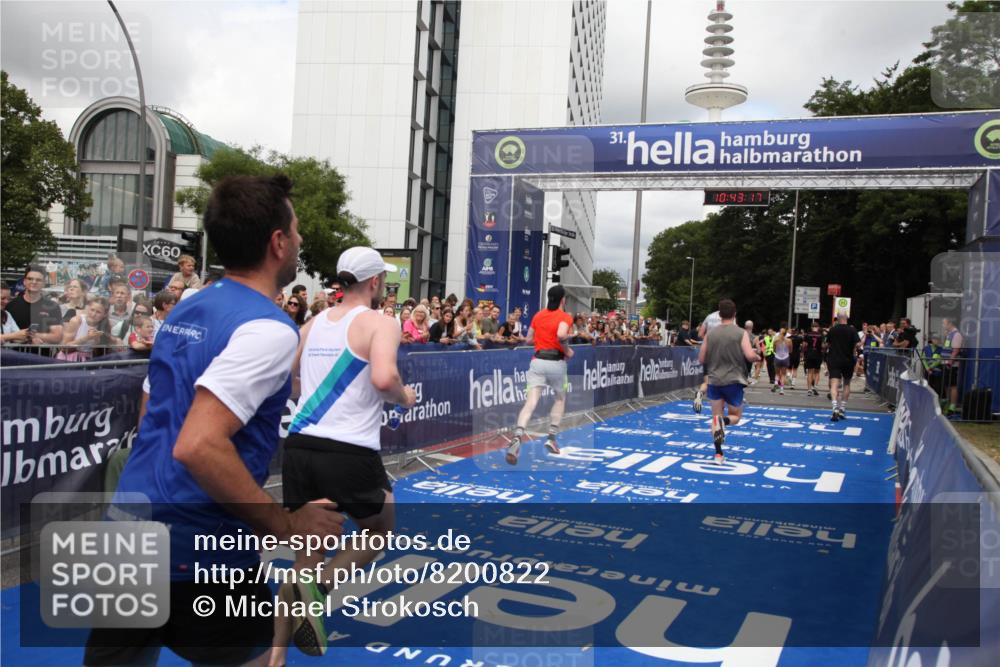 29.06.2025 - hella hamburg halbmarathon Michael Strokosch http://msf.ph/oto/8200822 29.06.2025 10:43:15 Ziel 1675, 4229, 6721, 7026, 7093, 7451, 9833, 10251, 11177, 12153, 15255, 15706, 17177, 18304 meine-sportfotos.de