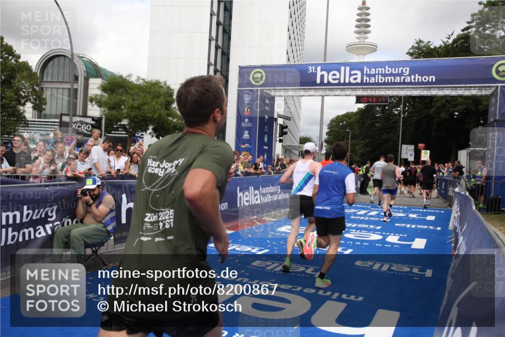 29.06.2025 - hella hamburg halbmarathon Michael Strokosch http://msf.ph/oto/8200867 29.06.2025 10:43:16 Ziel 1675, 7026, 7093, 7451, 10251, 11177, 12153, 15255, 15706, 16314, 18304 meine-sportfotos.de